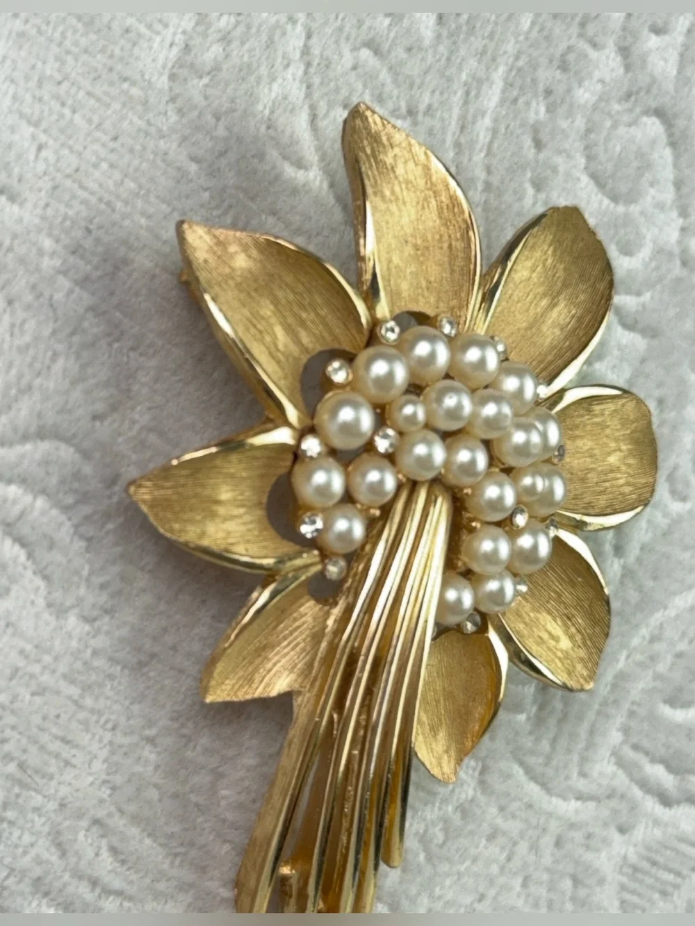 Vintage Trifari Gold-tone Flower Brooch Faux Pearls & Rhinestone